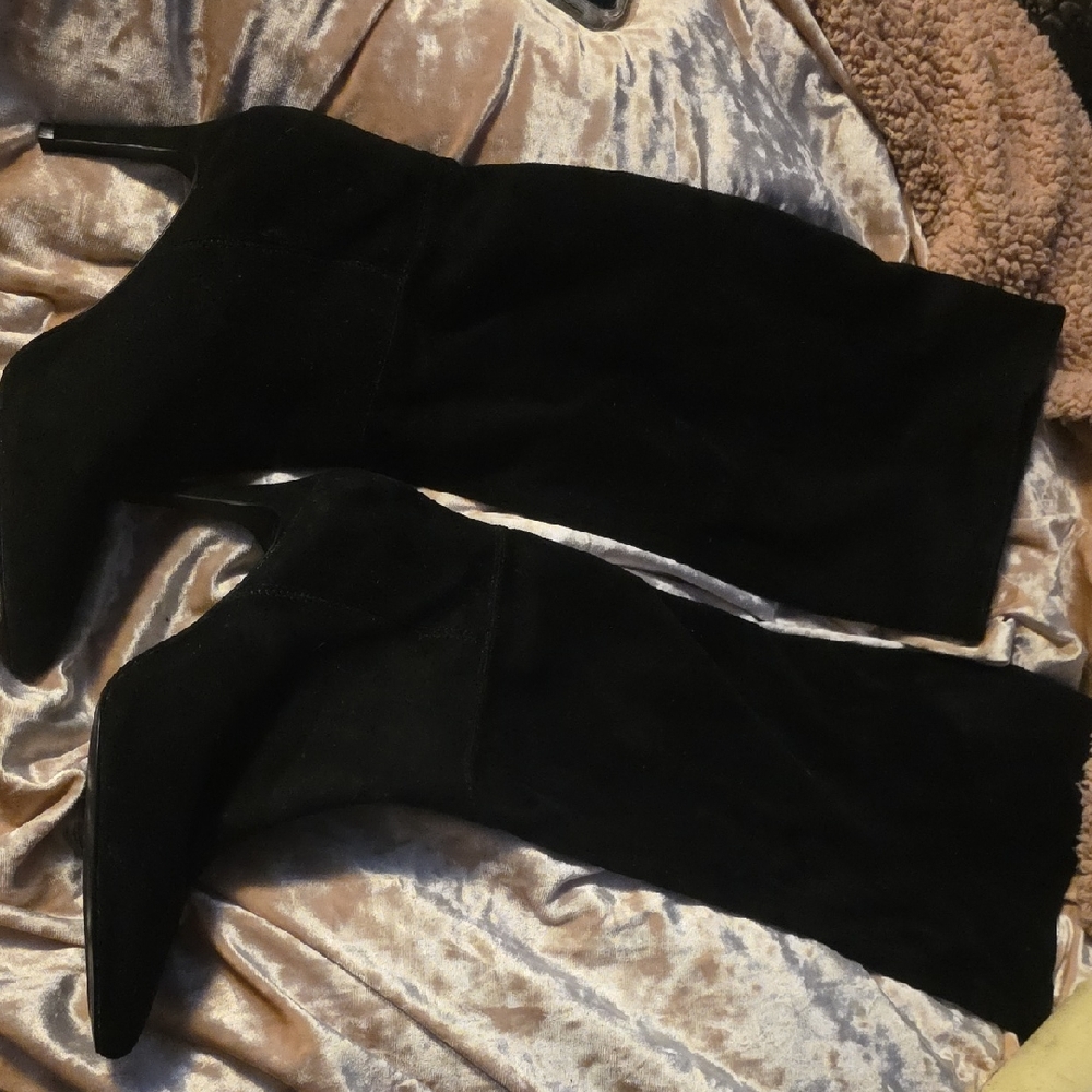 Chic Black Suede Knee-High Boots